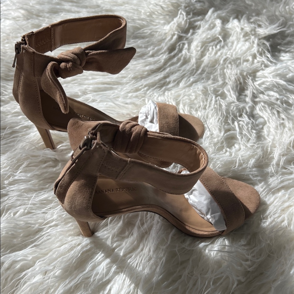 Banana Republic Tan Suede Bow Stiletto Heels
Sz 6.5 - Picture 5 of 10